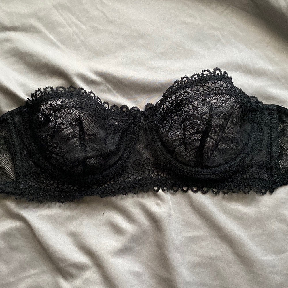 Victoria’s Secret black strapless lace bra (no straps included) 34C